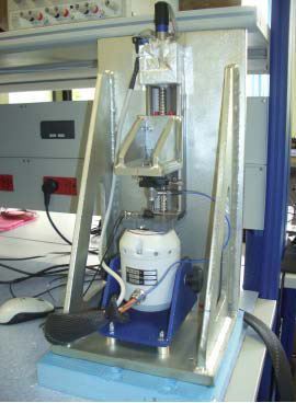 Fig. 6. Experimental set-up. A shaker is moving up and down the
sensor and applied pressure is measured by a load cell.