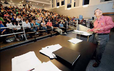 Профессор Негиши во время лекции в университете Пердью после объявления о присуждении ему Нобелевской премии. Изображение: «Наука и жизнь»