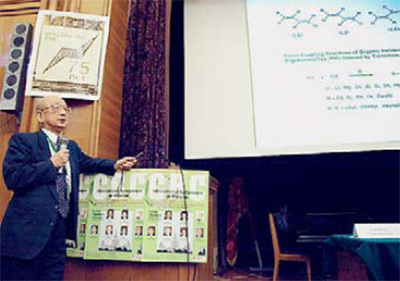 Акира Сузуки на Международном симпозиуме в Институте органической химии РАН в Москве, сентябрь 2010 года. Изображение: «Наука и жизнь»