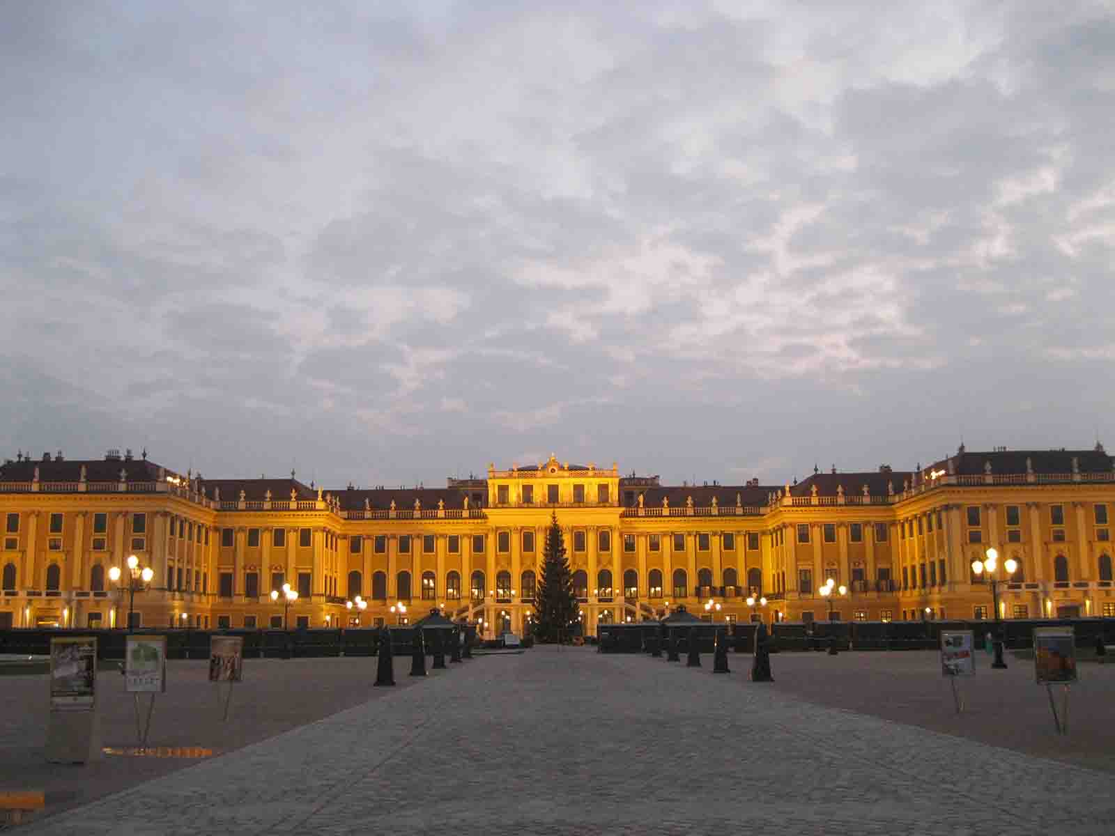 Одно из экскурсионных посещений: дворец Шенбрунн в Австрии