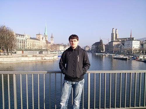 В центре Цюриха, на одном из мостов, пролегающем над рекой Лиммат