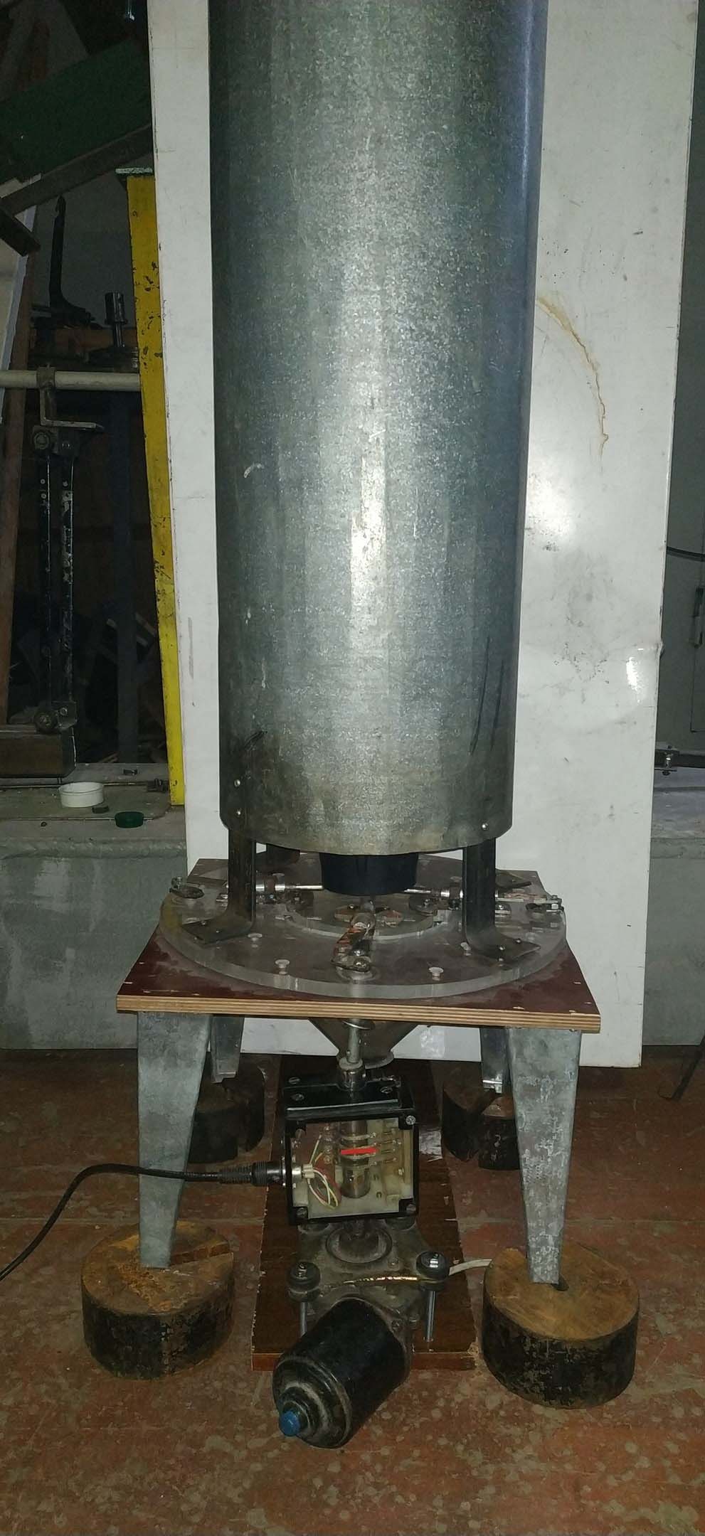 Device for unloading a shaft kiln