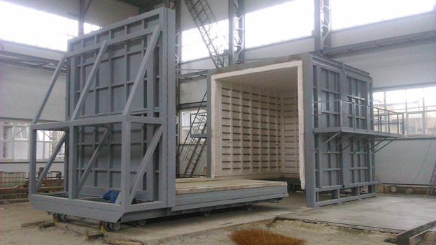 Roll-out hearth furnace for heat treatment of products