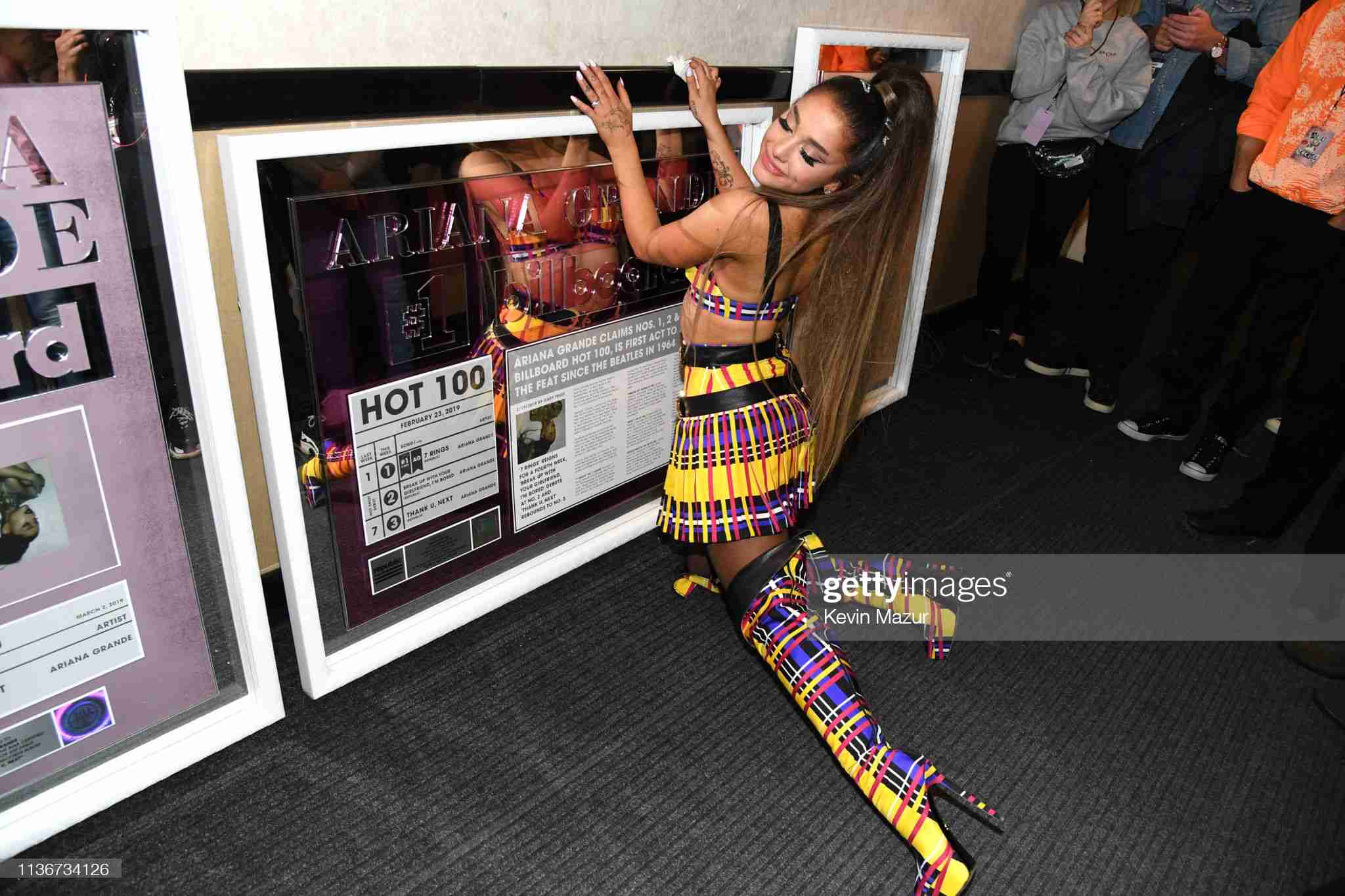 Ариана Гранде за кулисами с памятными табличками от Billboard во время мирового тура Sweetener World Tour