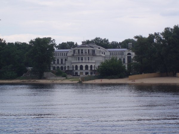 Дом, стоящий на берегу Днепра