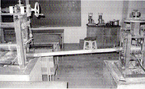 Connection of roll drives for kinematic asymmetry