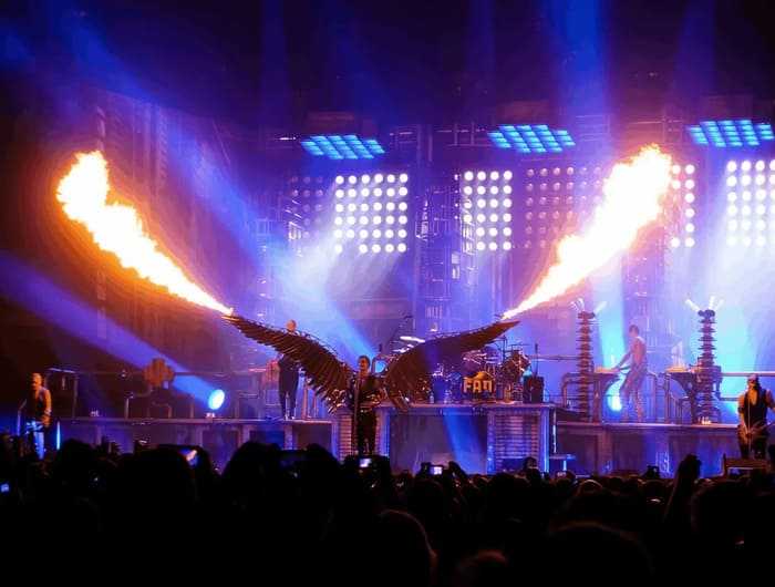 Rammstein на сцене с пиротехникой и световым шоу